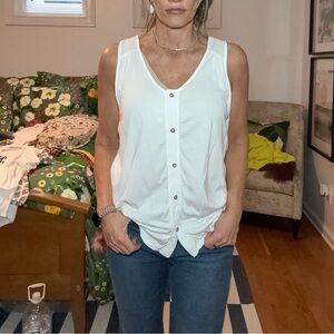 T.La White Sleeveless Button-Front Blouse